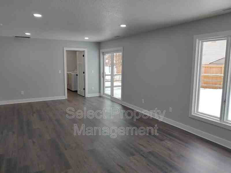 8130 Roanoke Dr - Photo 3 of 33