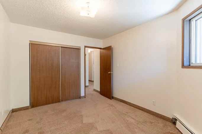 Royal Lady Manor - Photo 7 of 24