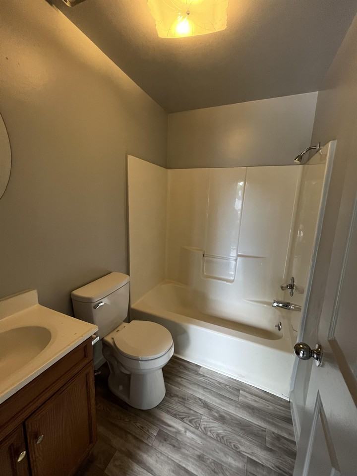 600 N Pershing Ave #1R - Photo 3 of 18