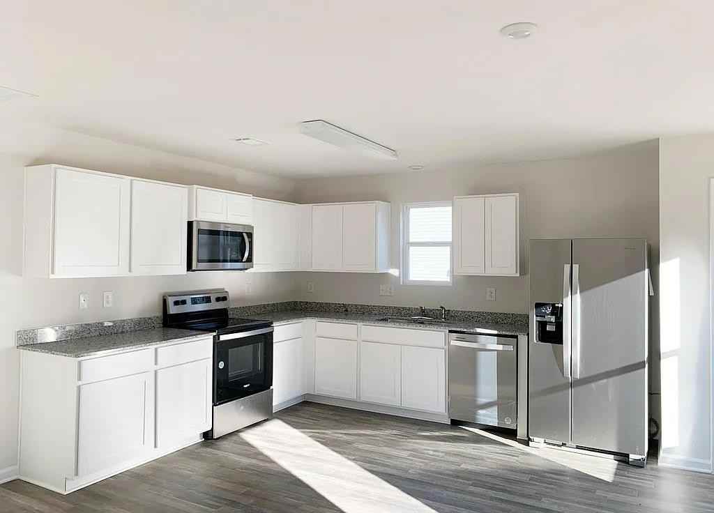 142 Queens Cir #1 - Photo 4 of 16