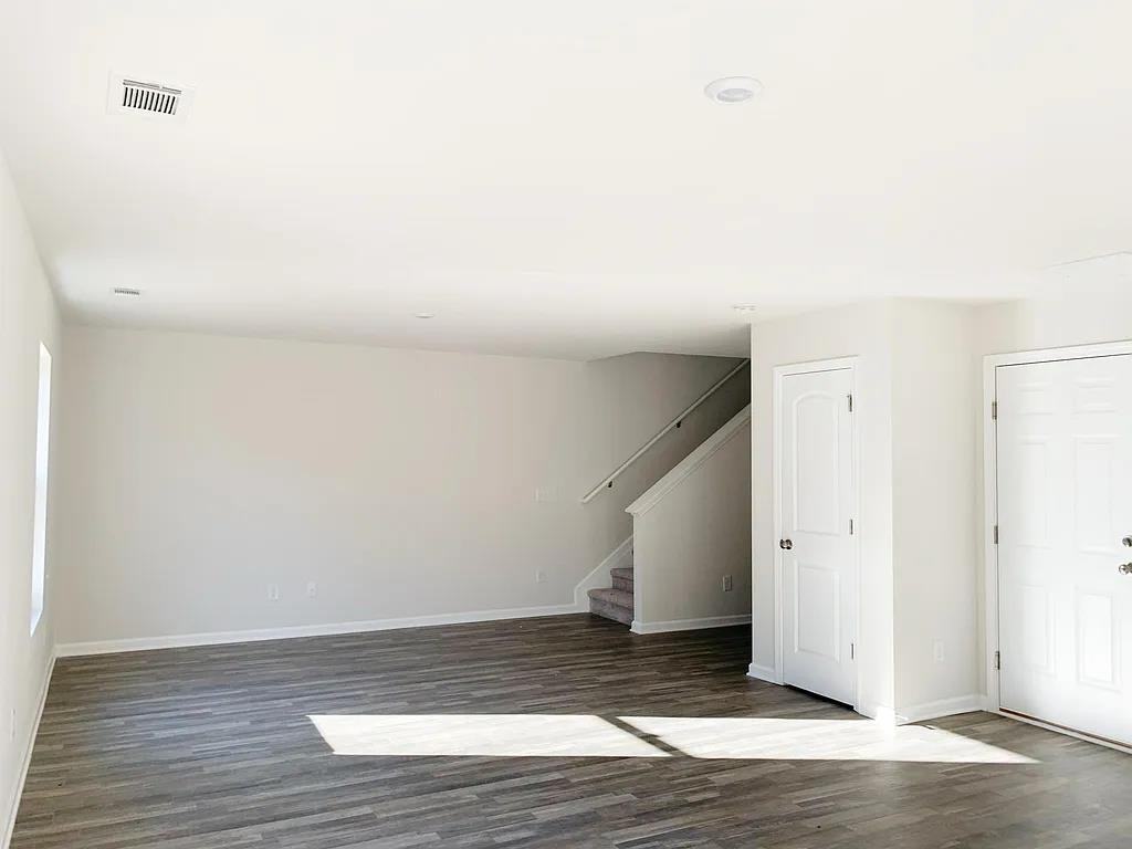 142 Queens Cir #1 - Photo 7 of 16