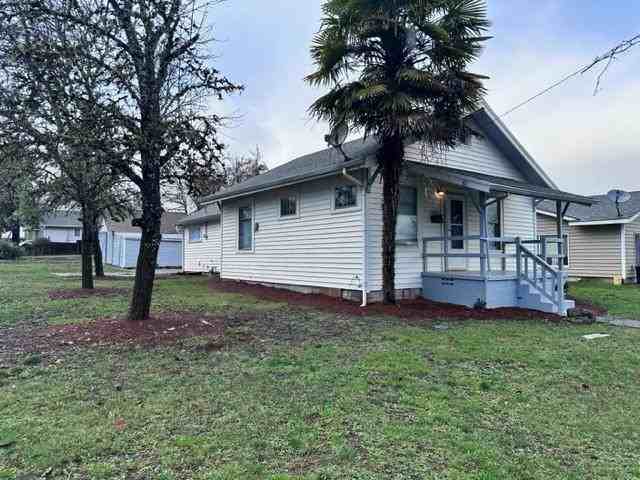 1391 Sw Brown St - Photo 2 of 34