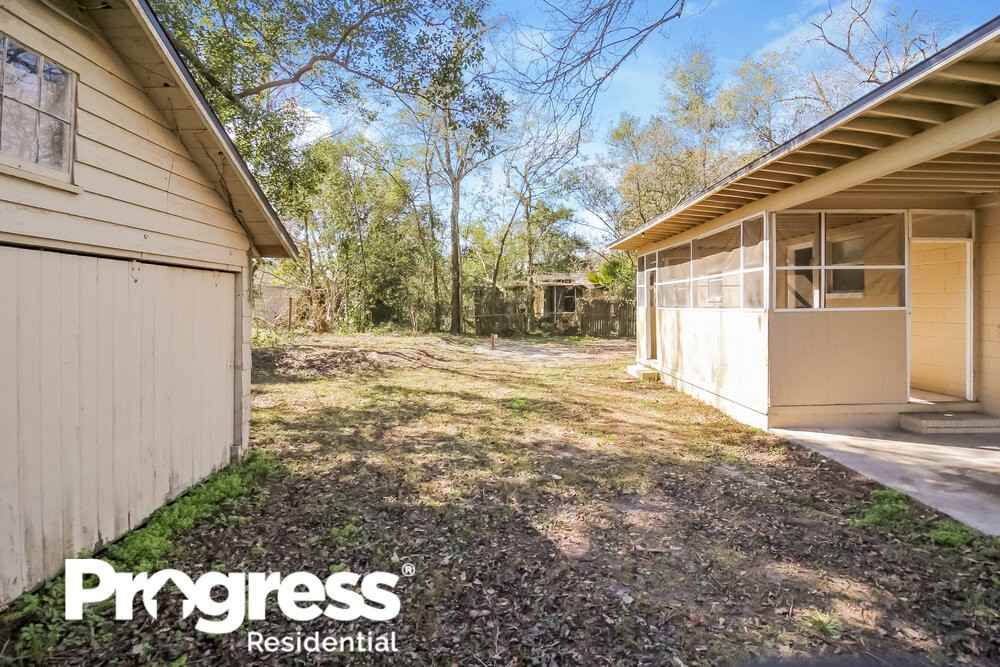 8028 Helston Dr - Photo 3 of 6