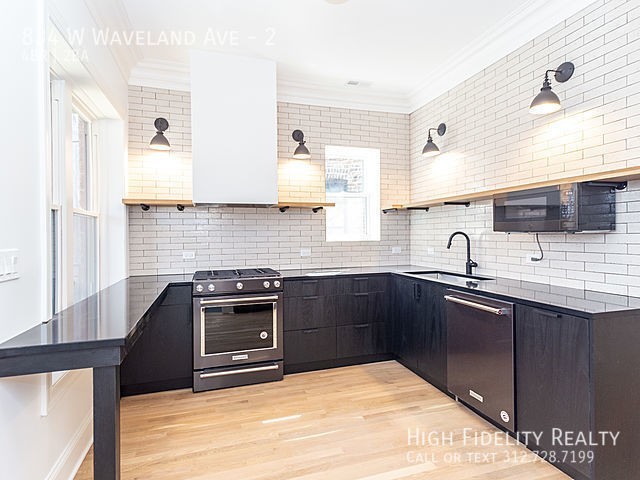 834 W Waveland - Photo 2 of 19