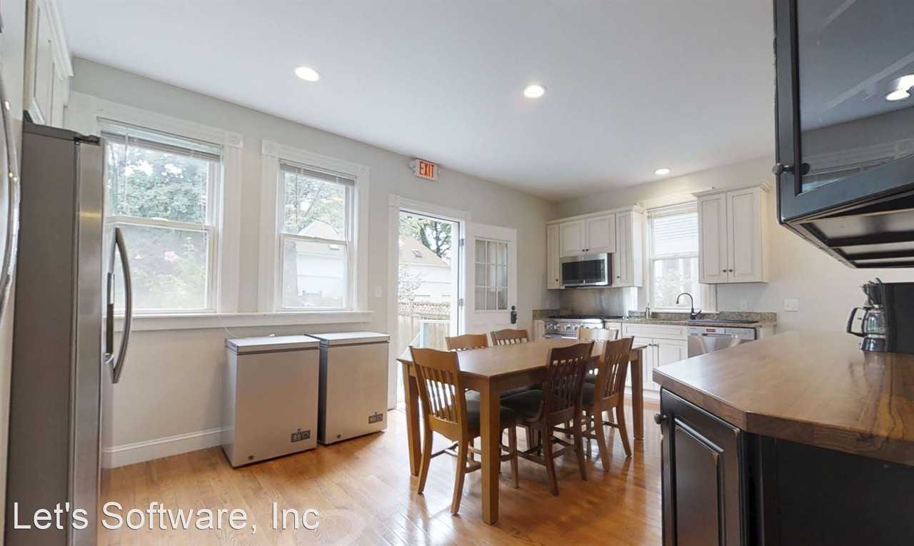 East Rock House Rental with Patio & Driveway 34 Livingston St, New