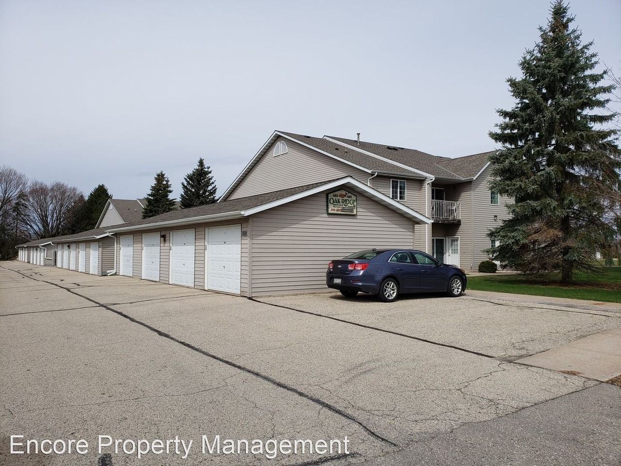 493 Oak Street 101-104 & 201-204 - Photo 3 of 26