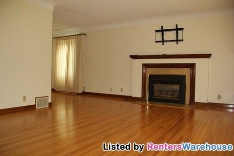 3249 Blackstone Ave - Photo 2 of 13