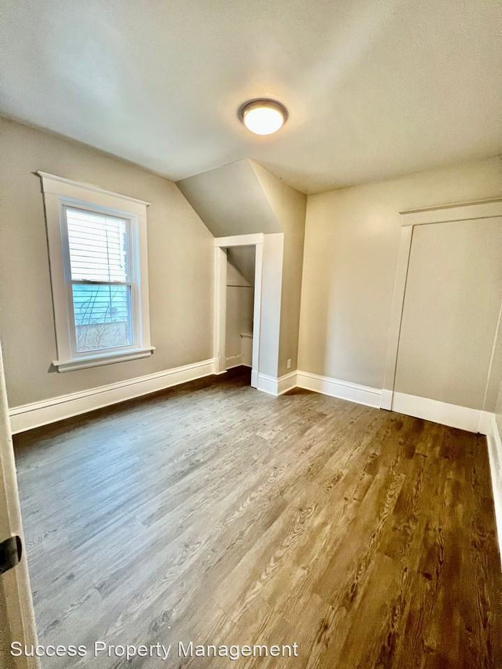 1809 60th St - Photo 3 of 8