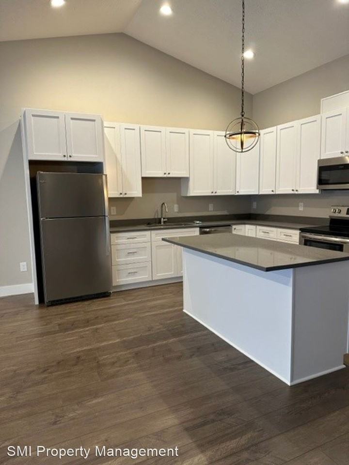 306,308 & 320 NW Santiam Blvd - Photo 2 of 16