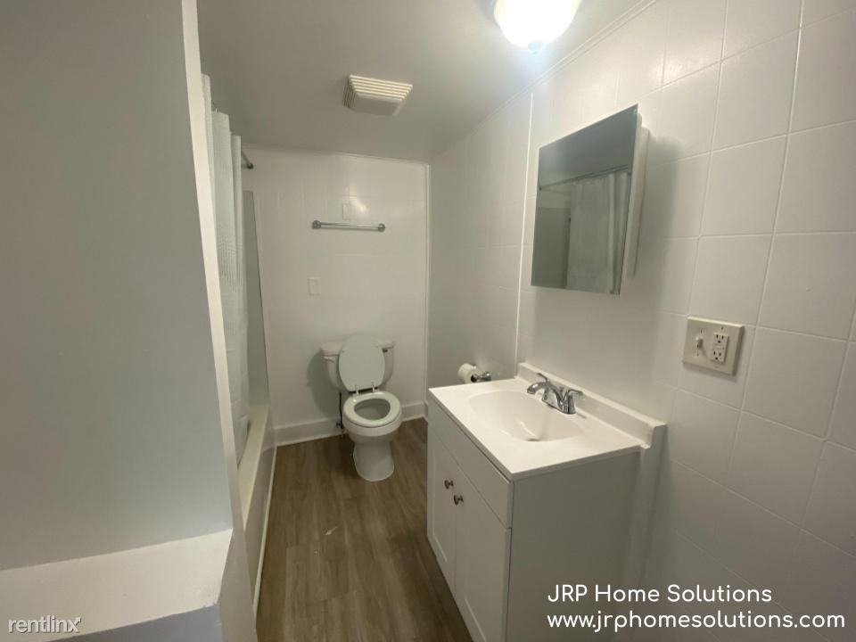 109 E Argyle St - Photo 3 of 9
