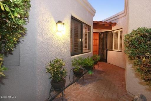 6473 N Green Briar Dr - Photo 2 of 10