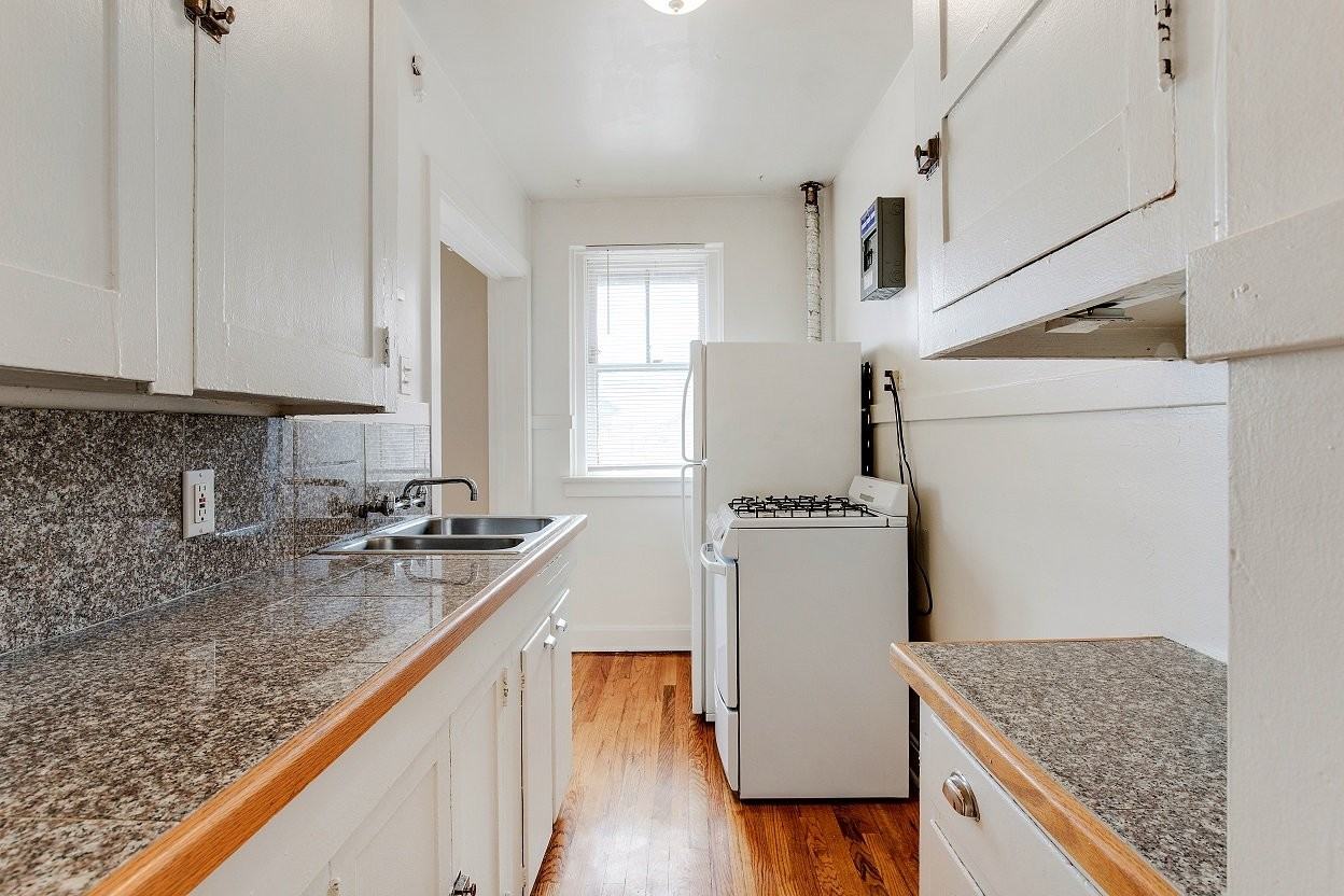 East Evans Apts - Photo 2 of 7