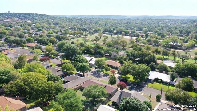 208 Erin Dr - Photo 2 of 10