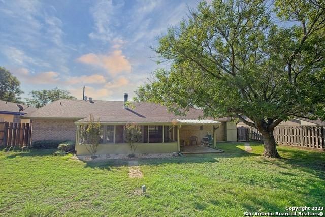 208 Erin Dr - Photo 3 of 10