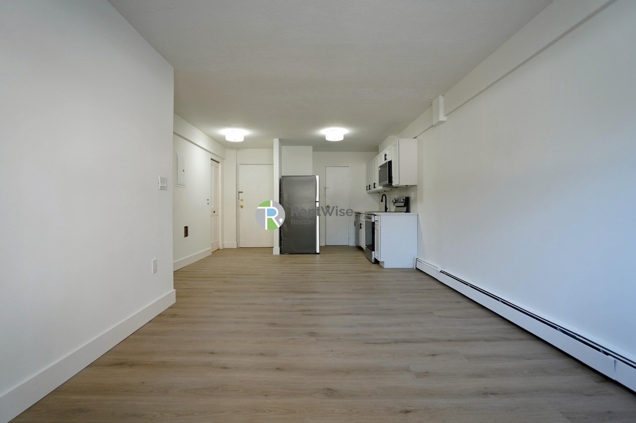 745 E 6th St #9 - Photo 3 of 19
