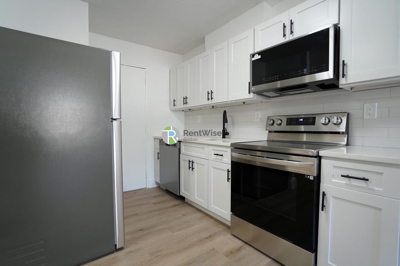 745 E 6th St #9 - Photo 4 of 19