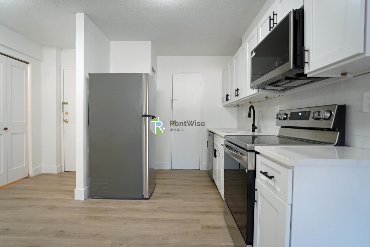 745 E 6th St #9 - Photo 5 of 19