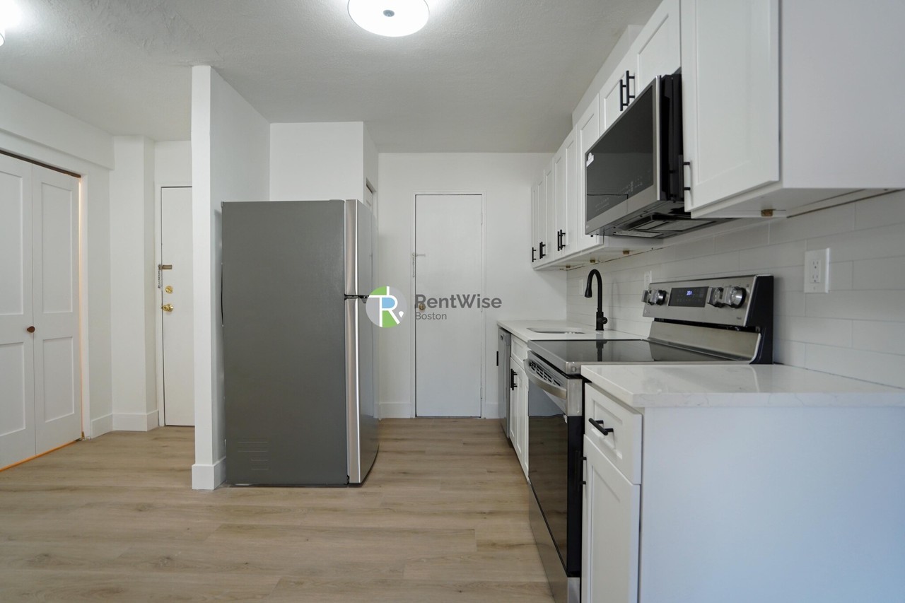 745 E 6th St #9 - Photo 7 of 19
