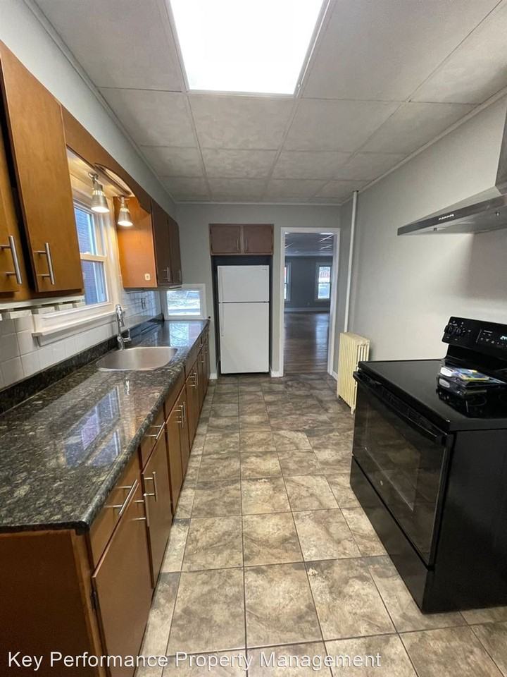 133 N Main St - Photo 3 of 30