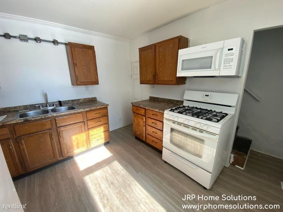 109 E Argyle St - Photo 2 of 9