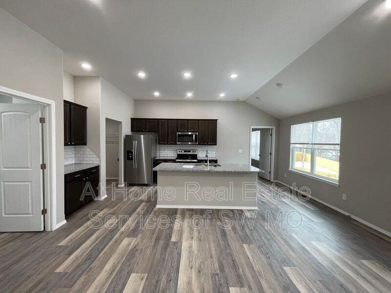 656 S Southgate - Photo 3 of 20