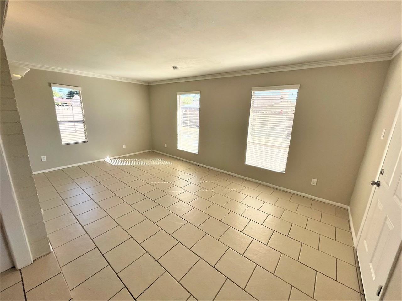 10539 W Diana Ave - Photo 2 of 16