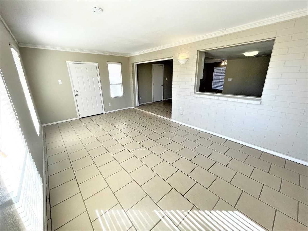 10539 W Diana Ave - Photo 3 of 16