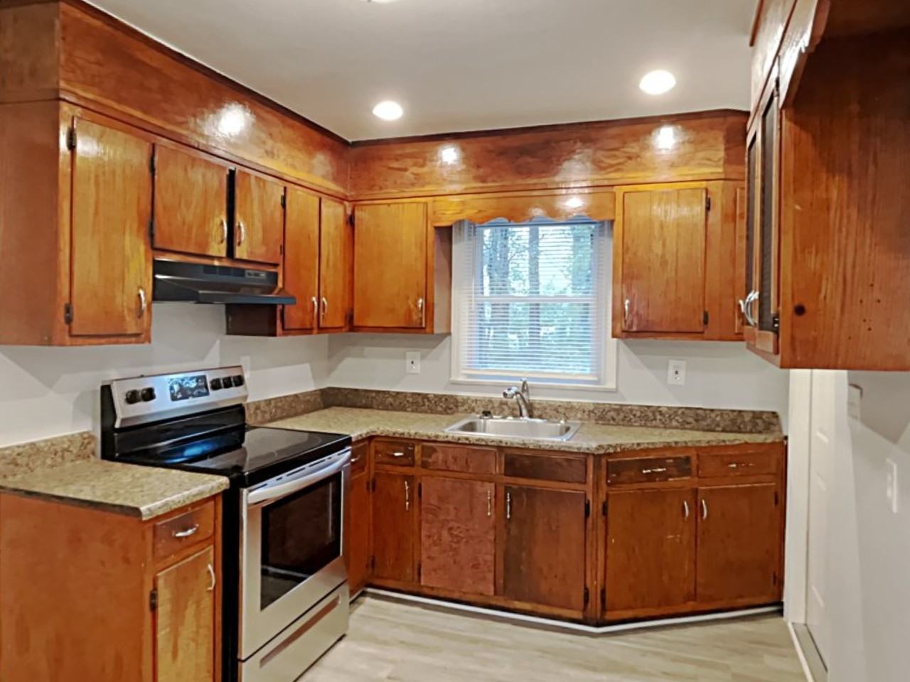 386 Lindsey Dr Se - Photo 2 of 15