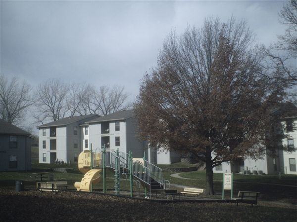 Brentwood Manor Apartments - Photo 2 of 5