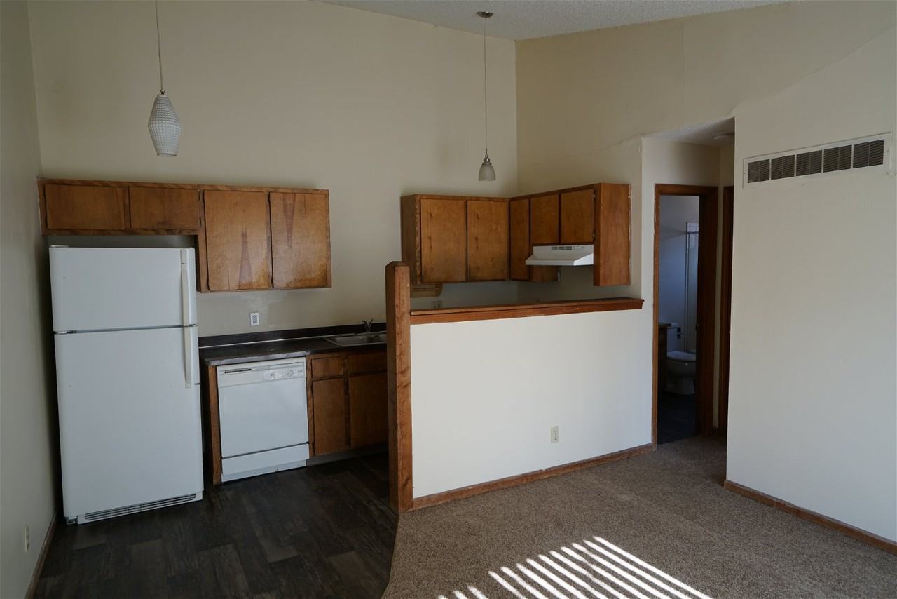 1610 W 6th Ter - Photo 2 of 8