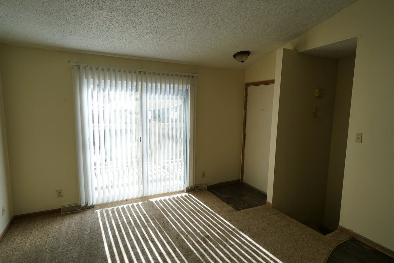 1610 W 6th Ter - Photo 3 of 8