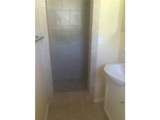 4233 Hampshire Ln - Photo 3 of 5