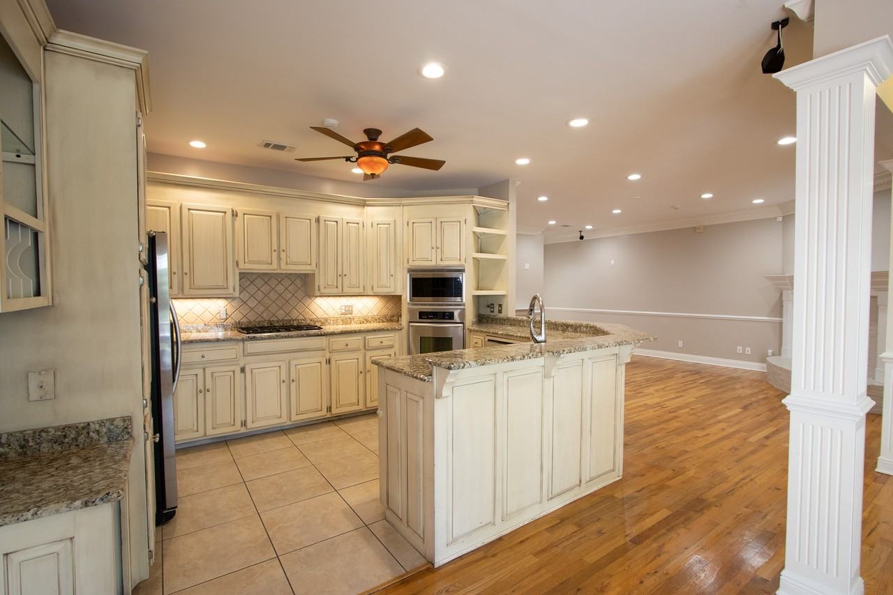 4700 Bohemia Dr - Photo 2 of 31
