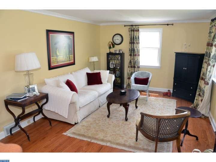 262 Regina Ave - Photo 3 of 14