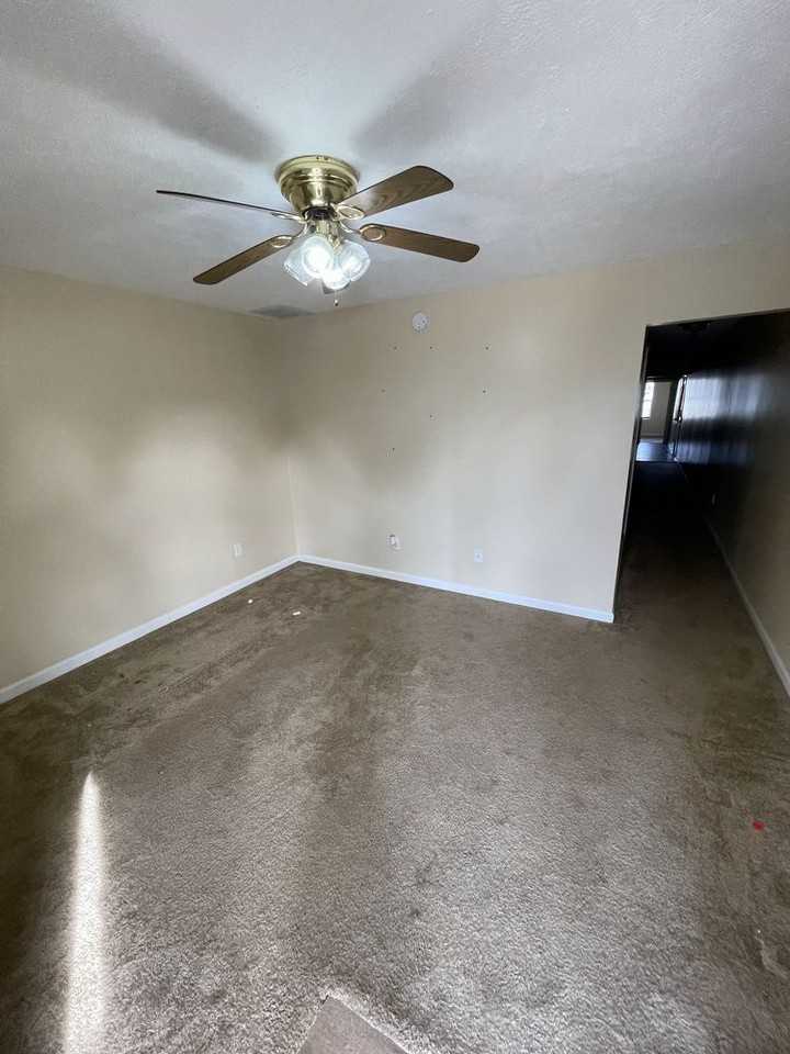 907 Arbor Ave - Photo 2 of 9