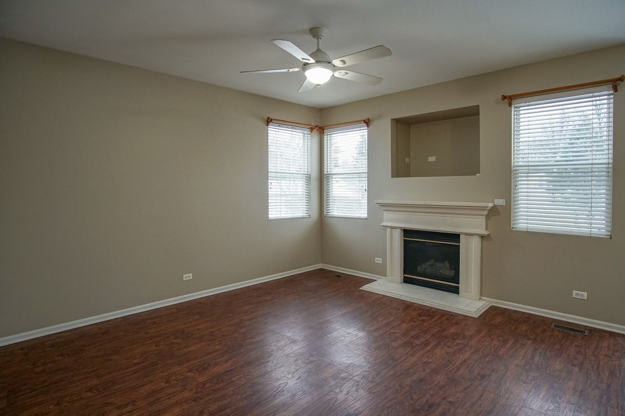 2527 Looking Glass Ct - Photo 2 of 26