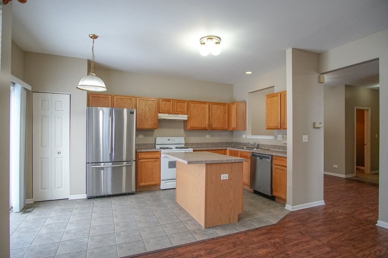 2527 Looking Glass Ct - Photo 3 of 26