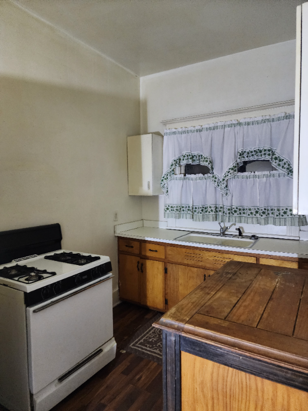 300 N Pine St #1stFL - Photo 3 of 9