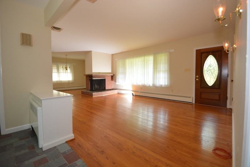 10700 Norman Ave - Photo 3 of 11