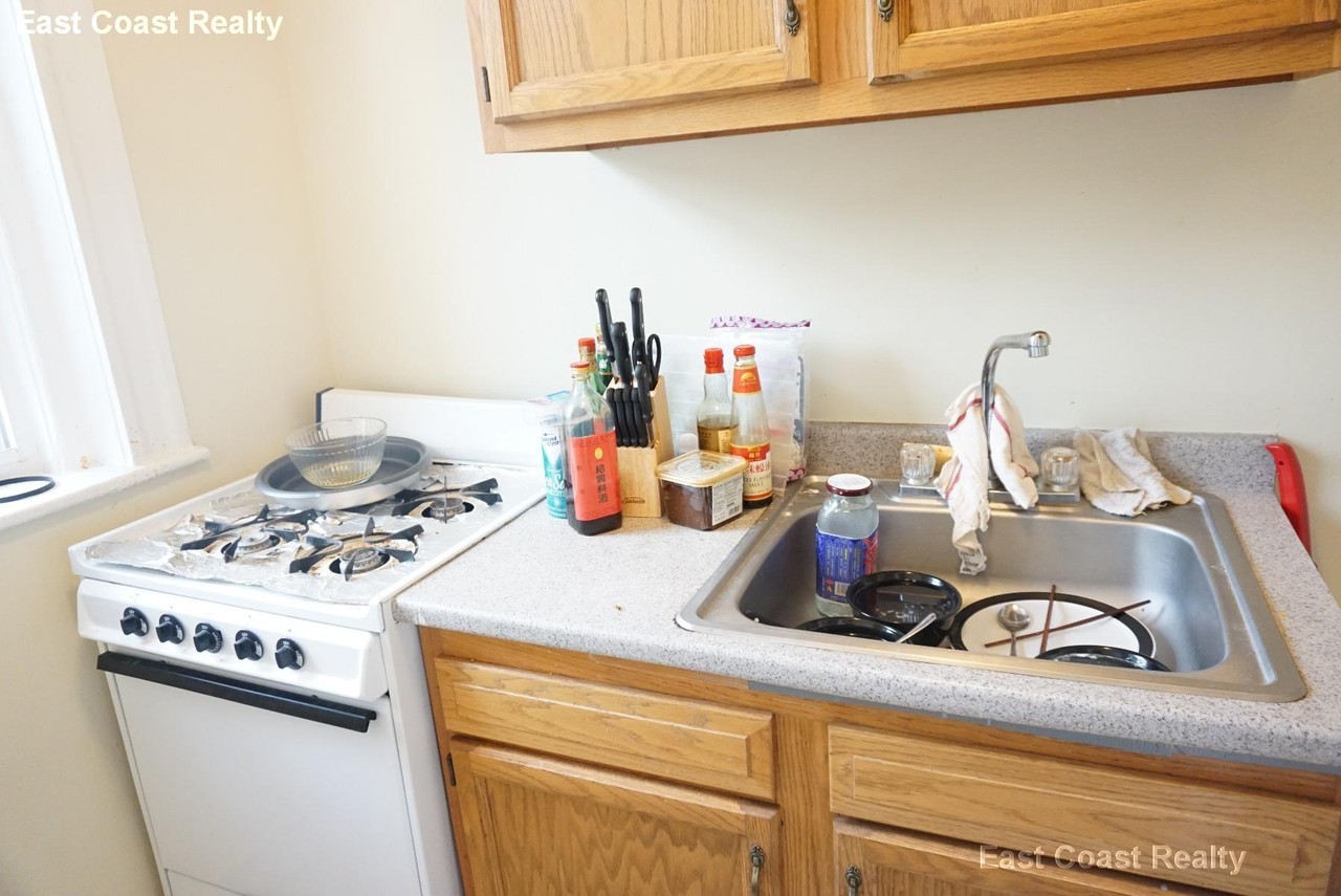 68 Woodstock Ave #11 - Photo 3 of 5