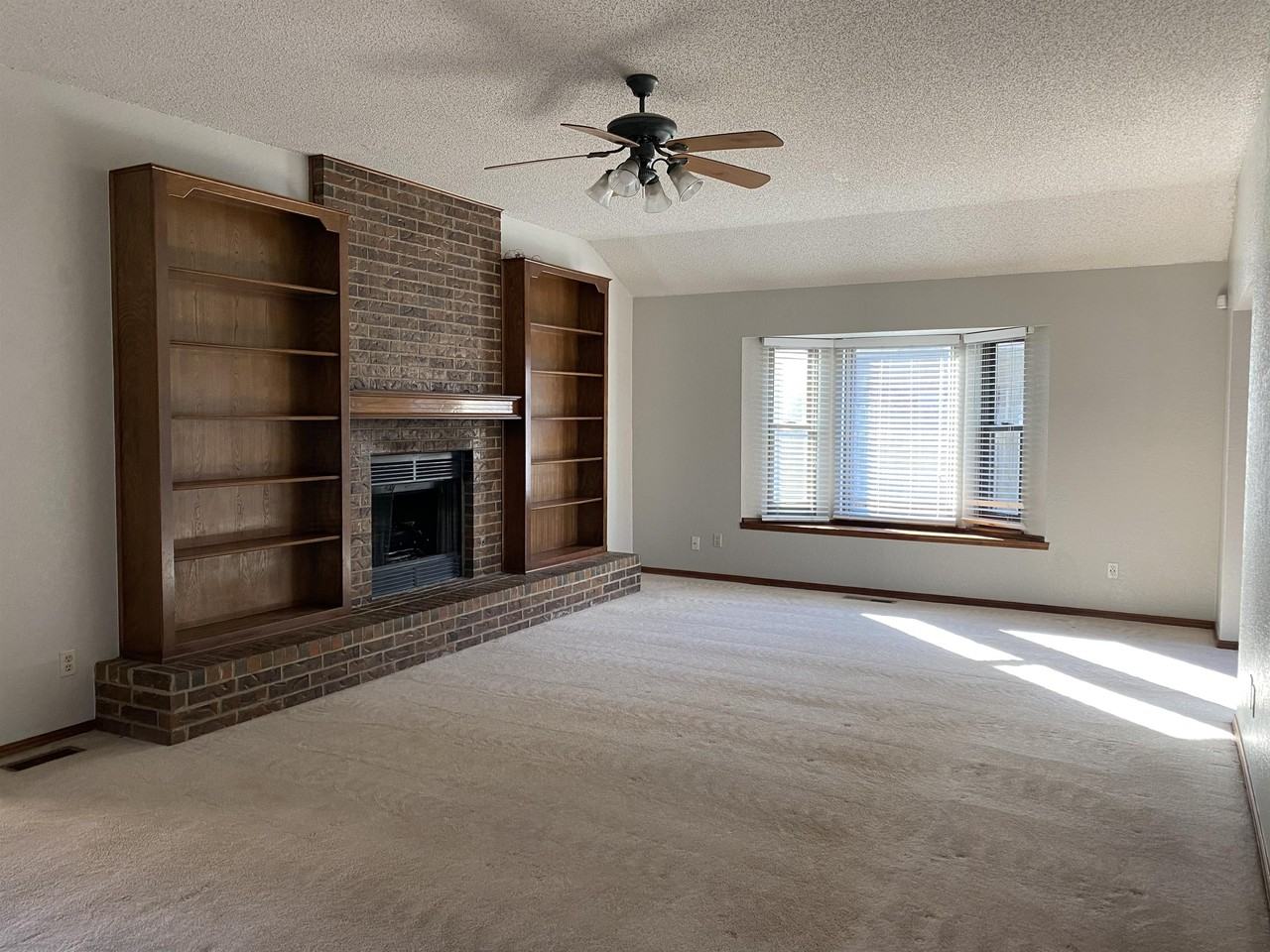 541 Nw 170th St #1 - Photo 3 of 28