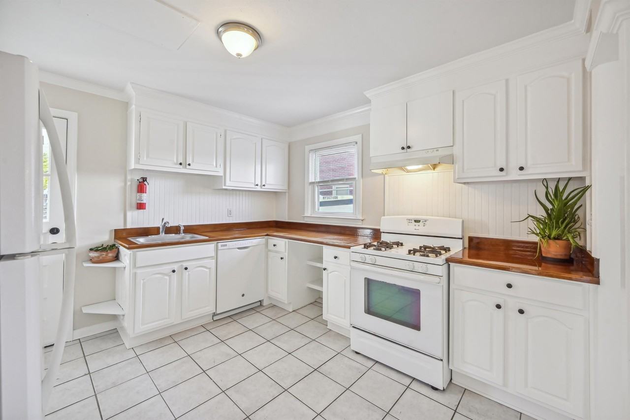 32 Van Buskirk AvenueFloor 1 #1 - Photo 2 of 7