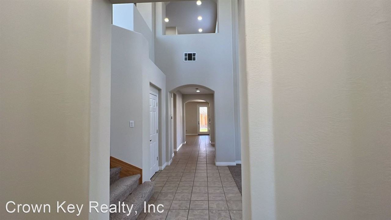 1004 Bear Pl - Photo 2 of 33