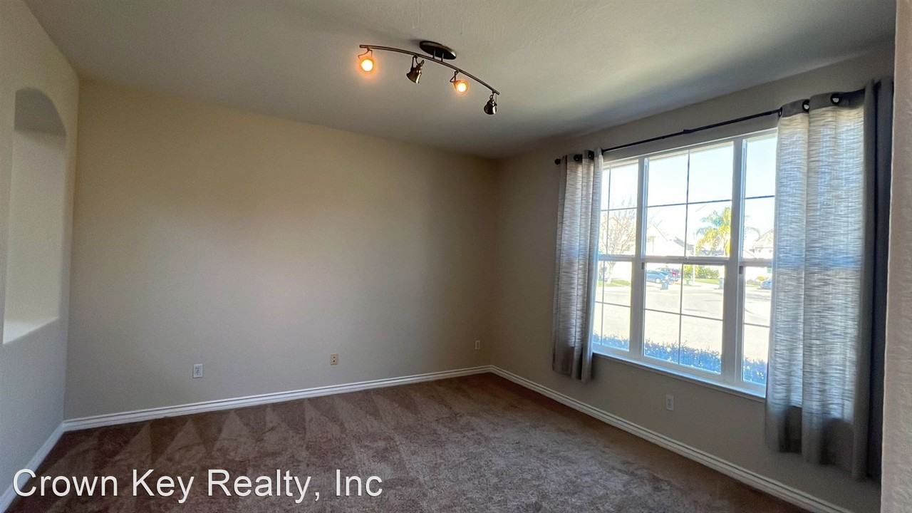 1004 Bear Pl - Photo 3 of 33