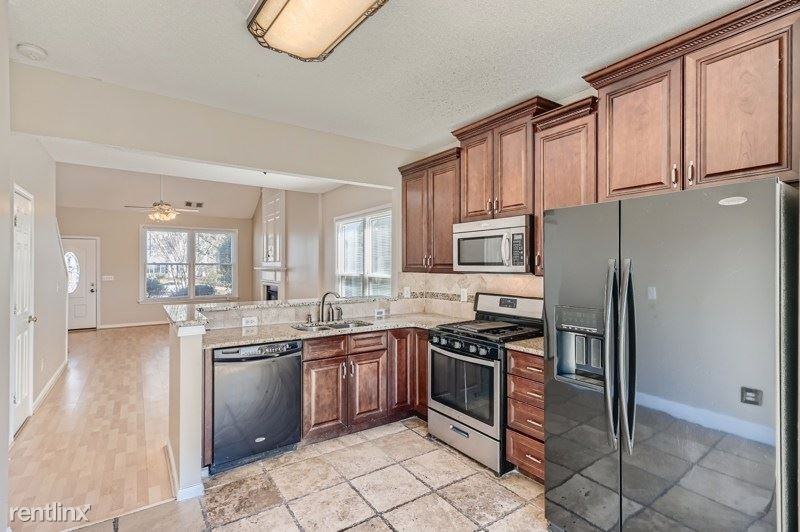 1672 Woodsford Rd Nw - Photo 3 of 18