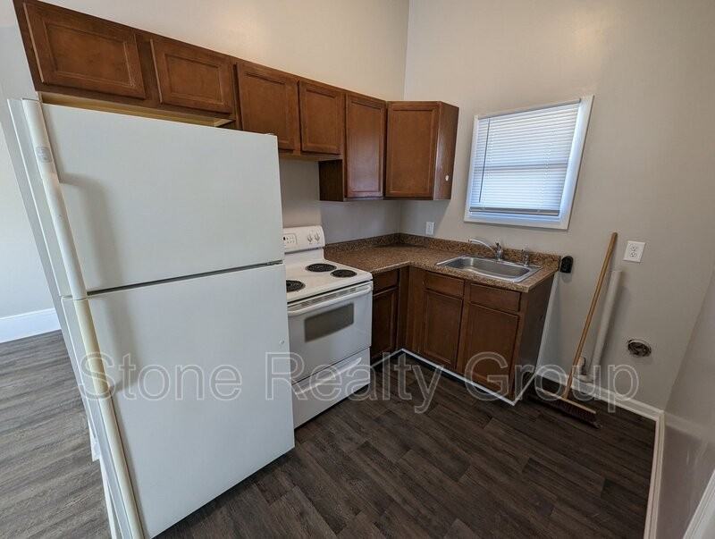 1465 S 18th St - Photo 2 of 5