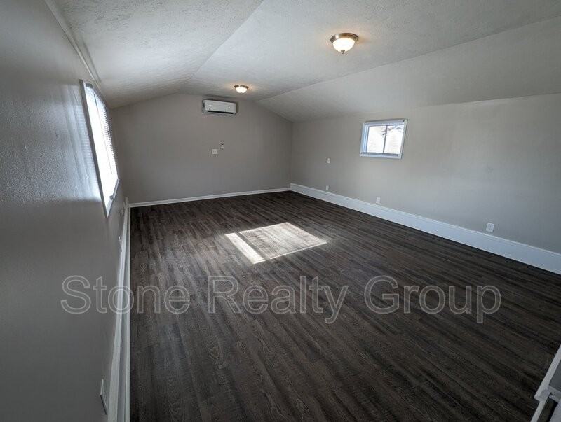 1465 S 18th St - Photo 3 of 5