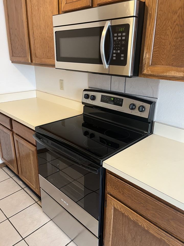 483 Stratford Way - Photo 3 of 8