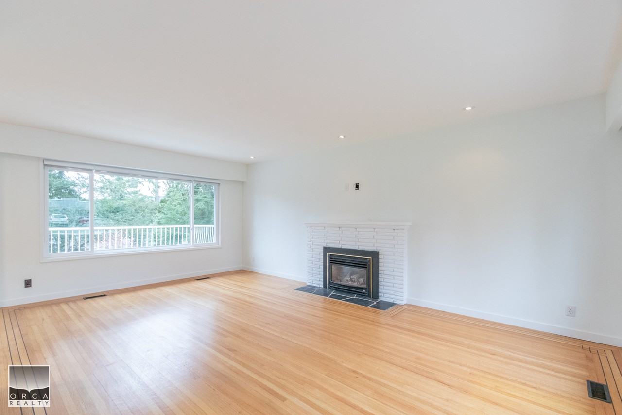 966 Fairway Dr - Photo 3 of 24