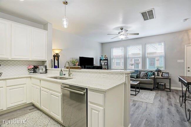 2035 Kemah Village Dr - Photo 2 of 8